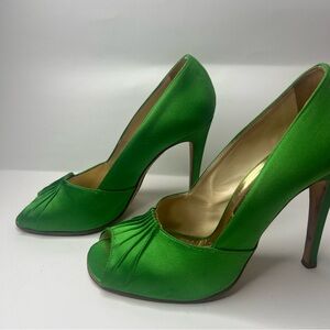 Rickard Shah GREEN silk satin heel. Size 8 💚💚